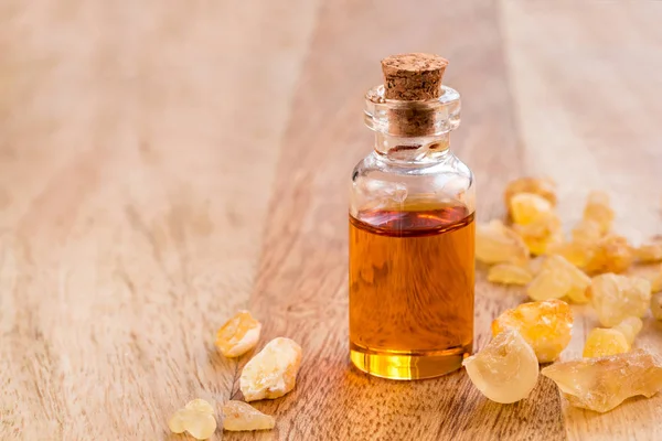 En flaska frankincense eterisk olja med olibanum harts — Stockfoto