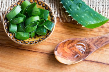 Aloe vera parçalar ve aloe vera jel, üstten görünüm