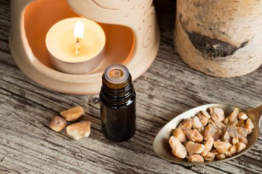 Styrax benzoin önemli petrol benzoin reçine ile bir şişe ve 
