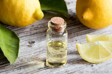 Bir şişe limon uçucu yağ taze limon ile