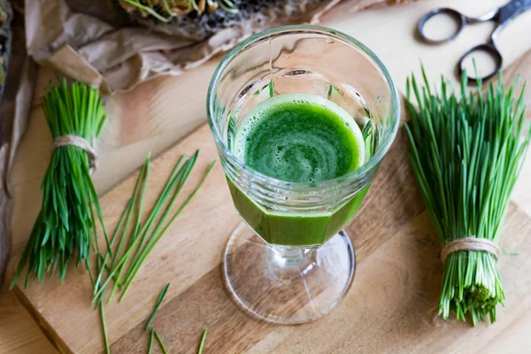 Ein Glas Weizengrassaft mit frischem Weizengras — Stockfoto