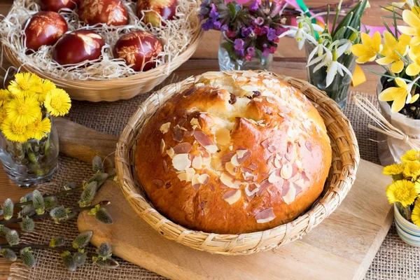 Mazanec, traditionelles tschechisches Ostergebäck, ähnlich wie heiße Kreuzbrötchen — Stockfoto