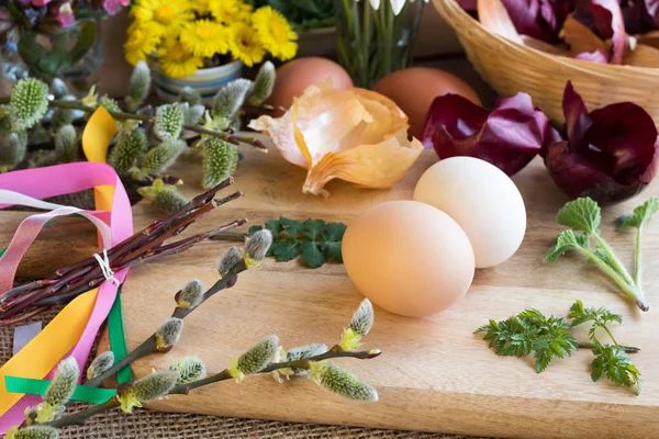 Подготовка пасхальных яиц к смерти от луковой кожуры — стоковое фото