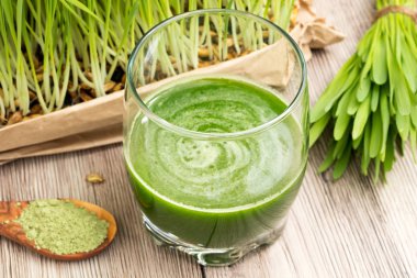 Bir bardak arpa çim suyu taze arpa çim ve toz ile