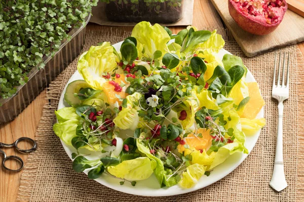 Salada de frutas e vegetais com microgreens frescos — Fotografia de Stock
