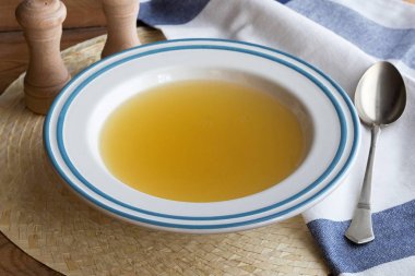 Tavuk kemik suyu bir tabak içinde hizmet