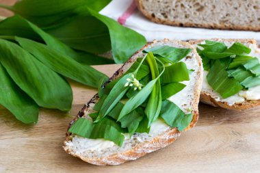Hamur mayası ekmek tereyağı ve yabani sarımsak ile