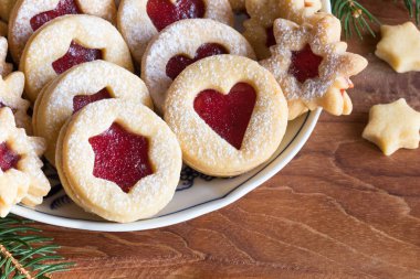 Linzer Noel kurabiyeleri bir tabakta