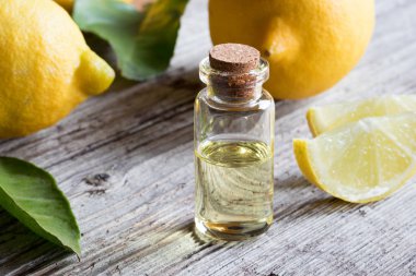 Bir şişe limon ile uçucu yağ