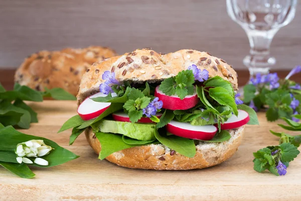Vegetarian burger with ground-ivy, wild garlic, dandelion and ot — Stock Photo, Image