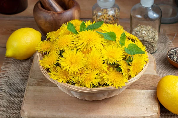 Fresh dandelion flowers in a wicker basket — Stock Photo, Image