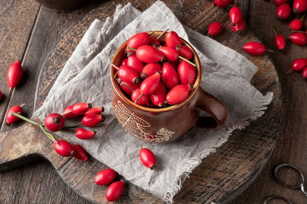 Rosa mosqueta en una olla sobre una mesa — Foto de Stock