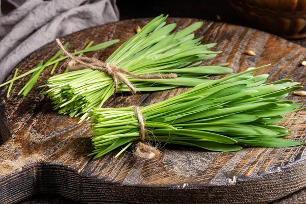 Свежая ячменная трава на деревянном столе — стоковое фото