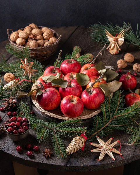 Manzanas con decoración navideña - ramas de abeto y pino, wal — Foto de Stock