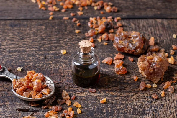 Una botella de aceite esencial de mirra con resina de mirra — Foto de Stock