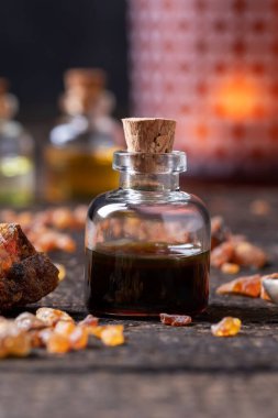 Mür önemli petrol mür reçine ile bir şişe