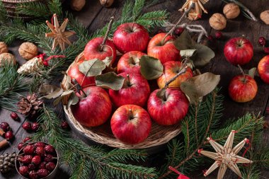 Noel süslemeli elmalar - ladin, ceviz ve saman boynuzu