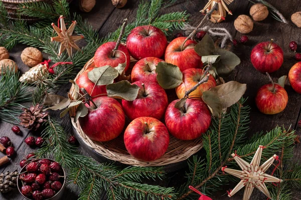 Manzanas con decoración navideña - picea, nueces y ornio de paja — Foto de Stock