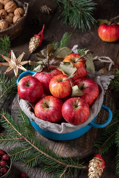 Manzanas frescas con adornos de paja de Navidad y ramas de abeto — Foto de Stock