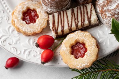 Beyaz tabakta Linzer kurabiyeleri, üst manzara