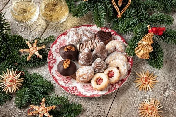 Beehives and other typical Czech Christmas cookies on a vintage — Stock Photo, Image