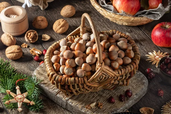 Лісові горіхи в кошику, з різдвяною прикрасою — стокове фото