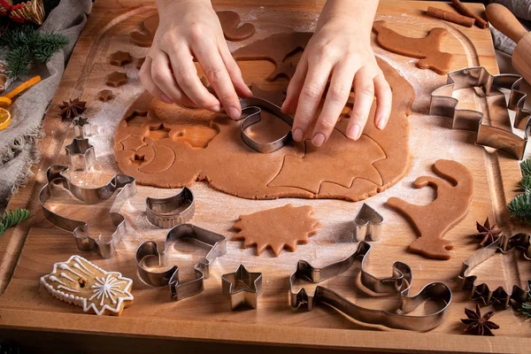 Cutting out pastry shapes for gingerbread Christmas cookies — Stock Photo, Image