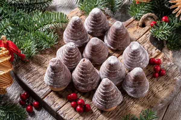 蜂箱-传统的捷克圣诞饼干在切肉上 — 图库照片
