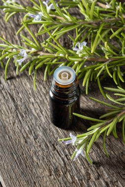 Taze biberiyeli koyu bir biberiye yağı.