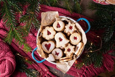 Frenk üzümü reçeli dolu Linzer Noel kurabiyeleri.