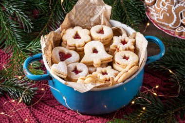 Frenk üzümü reçeli dolu Linzer Noel kurabiyeleri.