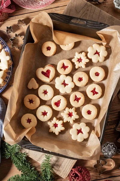 Рождественские кулинарные блюда Linzer с мармеладом, вид сверху — стоковое фото