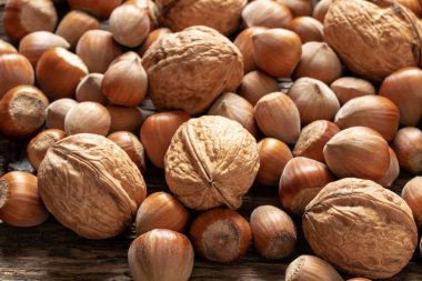 Masada ceviz ve fındık karışımı.