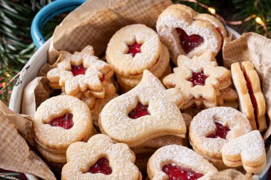 Frenk üzümü reçeli dolu Linzer Noel kurabiyeleri.