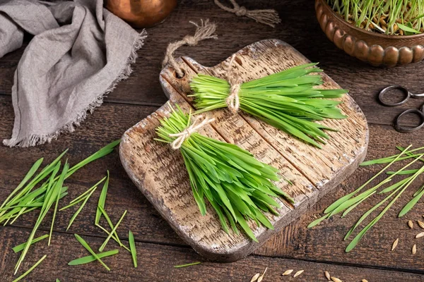 Barley grass blades on a cutting board — Stock Photo, Image