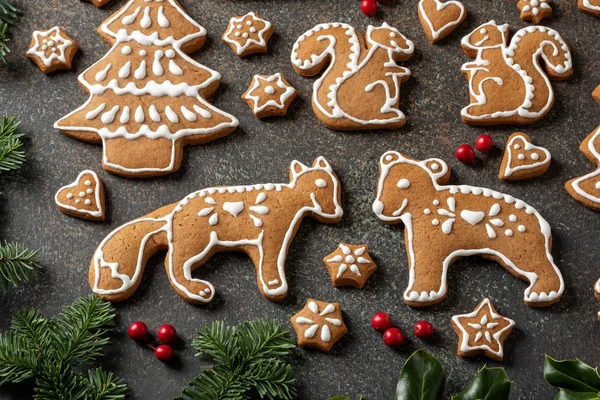 Рождественское пряничное печенье на темном фоне — стоковое фото