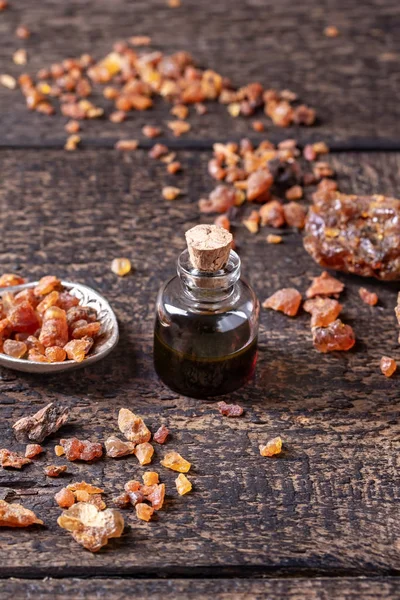 Бутылка эфирного масла с миррой — стоковое фото