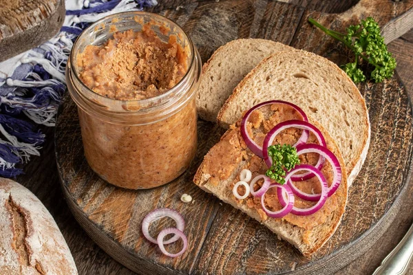 Domuz yağıyla öğütülmüş ekmek dilimleri.