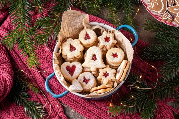 Tradiční Linzer Vánoční cukroví naplněné červenou marmeládou — Stock fotografie