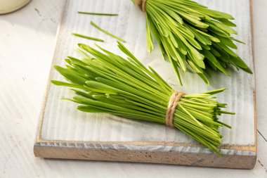 Beyaz arka planda taze yetişmiş arpa otları.