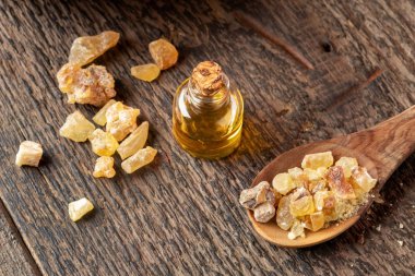 Bir şişe tütsü yağı ve tütsü reçinesi.