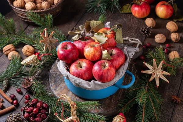 Manzanas frescas con especias navideñas y ramas de abeto — Foto de Stock