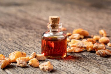 Bir şişe styrax Benzoin esansiyel yağı ve Benzoin reçine