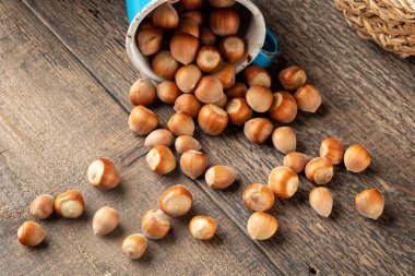 Tahta bir masada fındık.