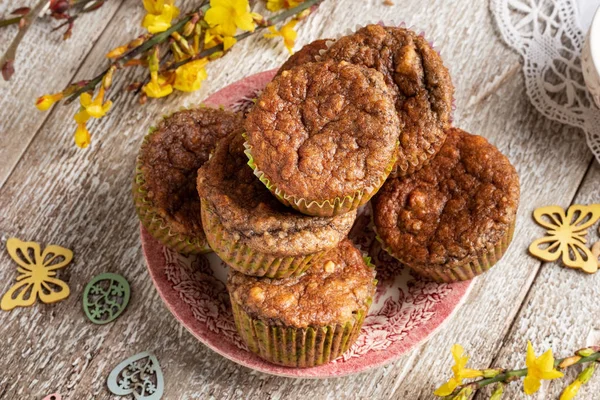 Muffiny na stole s jarními květy — Stock fotografie