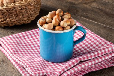 Masadaki mavi bir tencerede fındıklar