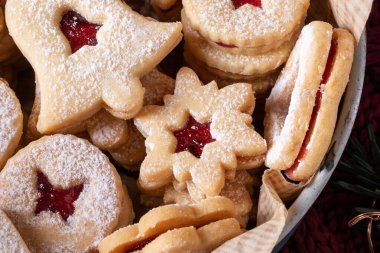 Geleneksel Linzer Noel kurabiyeleri marmelatla dolu