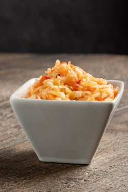 Mayalanmış lahana ve bir kase içinde havuç