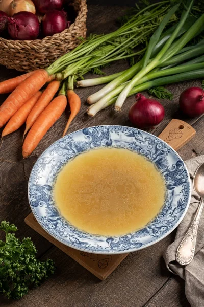 Caldo de osso de frango em uma placa vintage — Fotografia de Stock