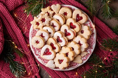 Linzer Noel kurabiyeleri bir tabakta reçel ile hazırlandı.